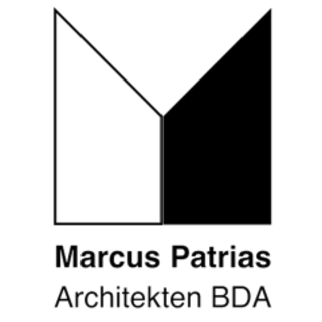 Logo des Unternehmen: Marcus Patrias. Architekten BDA. Ein Logo in schwarz/weiß, mit Aufschritt und zwei geometrischen Formen - eine in weiß, die andere in schwarz gerfärbt. 