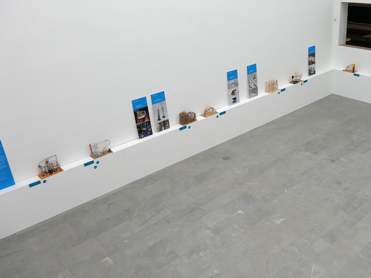 Ausstellungsraum mit Modellen und Texttafeln.