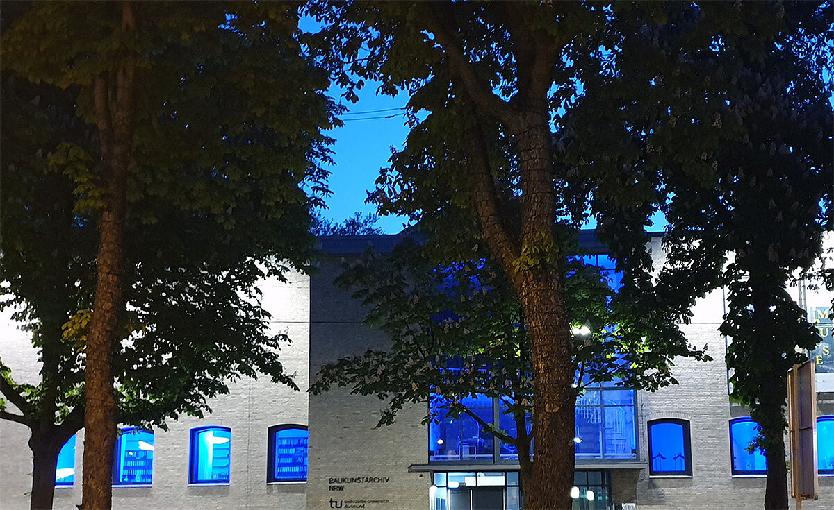 Ein Gebäude bei Nacht mit blauen Lichtern.