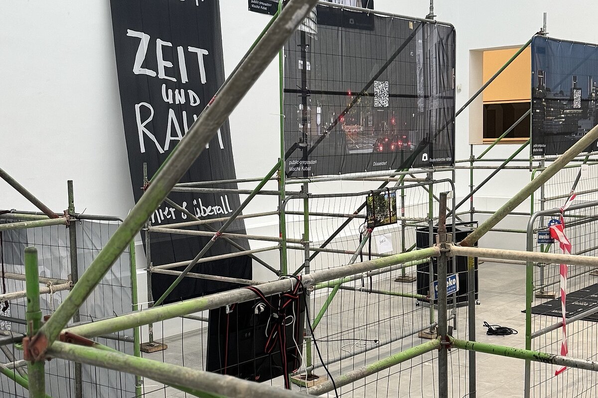 Ein Ausstellungsraum mit Baugittern und -zäunen.