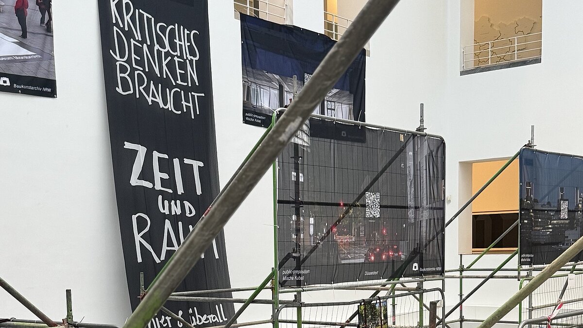 Ein Ausstellungsraum mit Baugittern und -zäunen.
