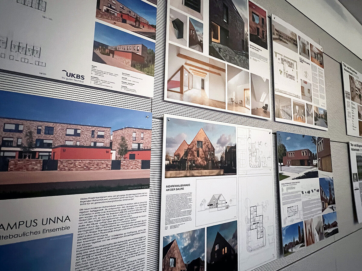 Ausstellungsraum mit Bild und Texttafeln