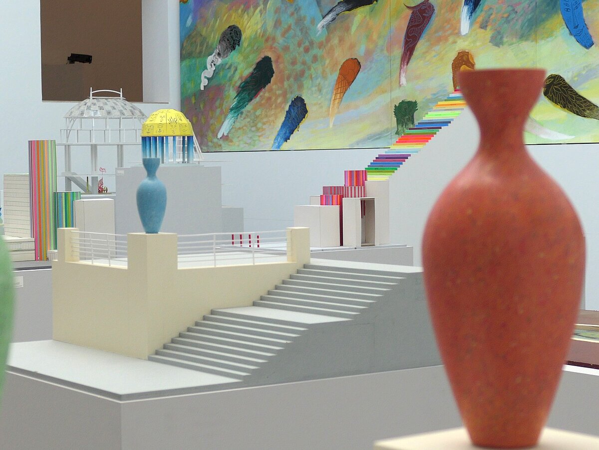 Ausstellung mit Bildern und Skulpturen.