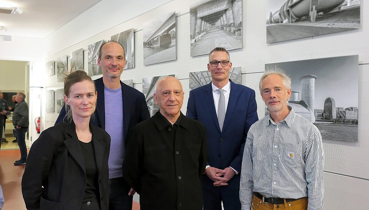Eine Gruppe Personen steht beisammen und lächelt in die Kamera.