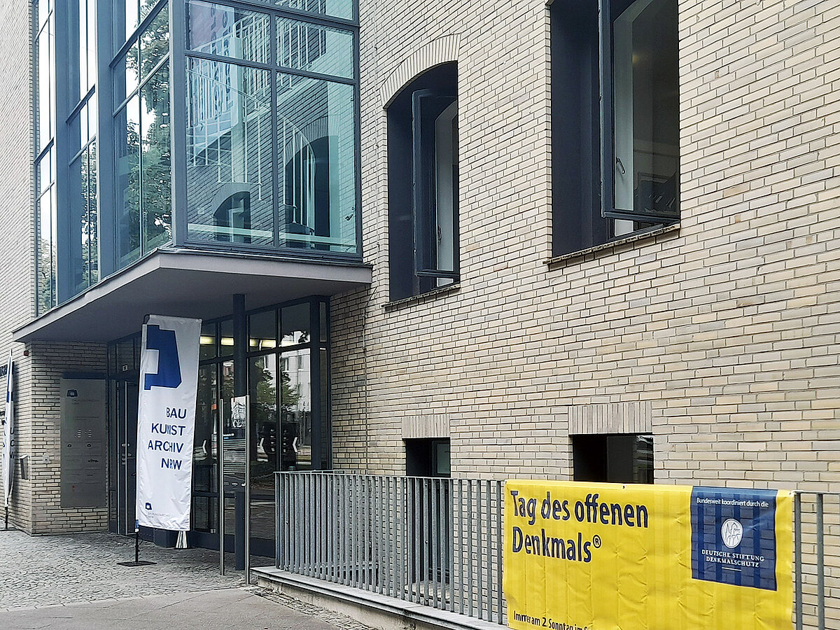 Gebäudefassade mit Bannern.
