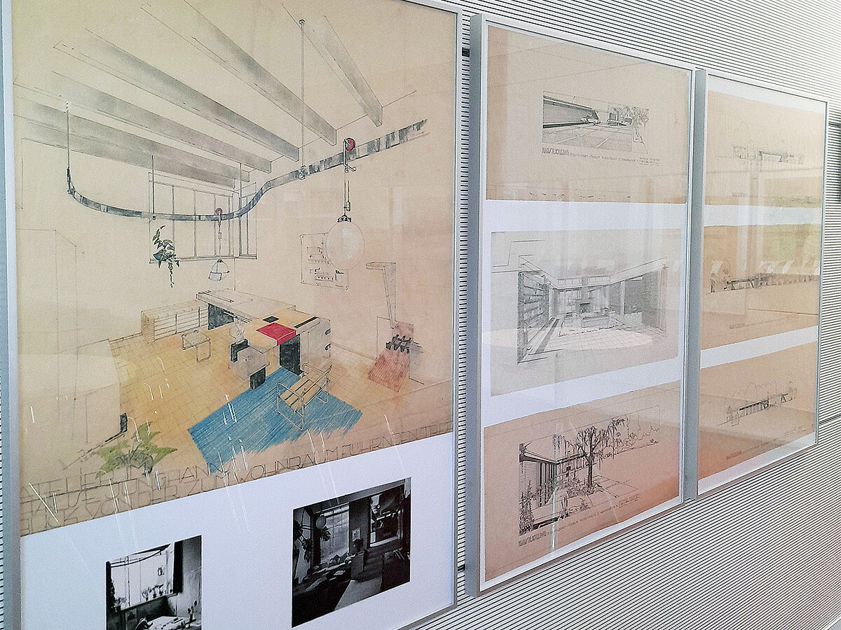 Ausstellung mit gerahmten Bildtafeln an der Wand.