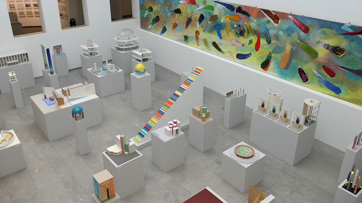 Ausstellung mit Bildern und Skulpturen.