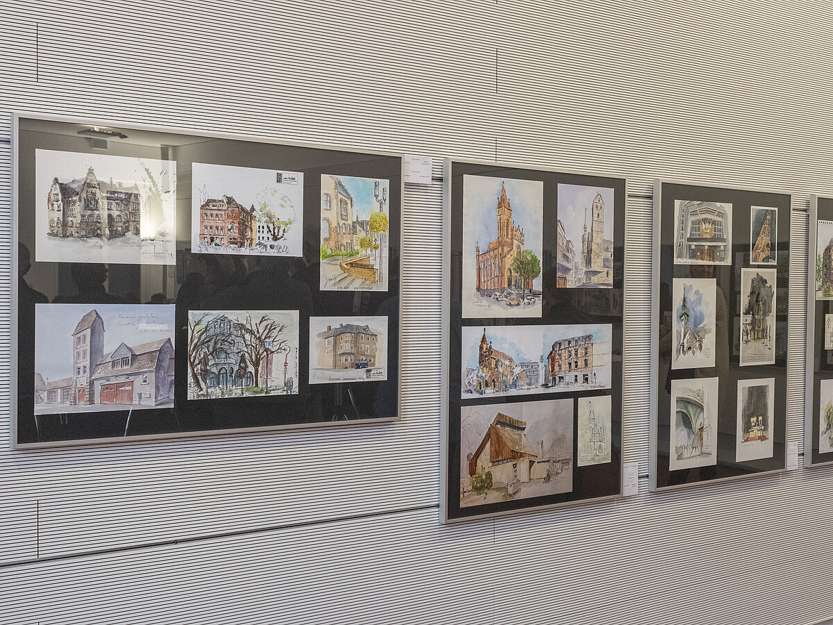 Blick in einen Ausstellungsraum mit Informations- und Bildtafeln an den Wänden.