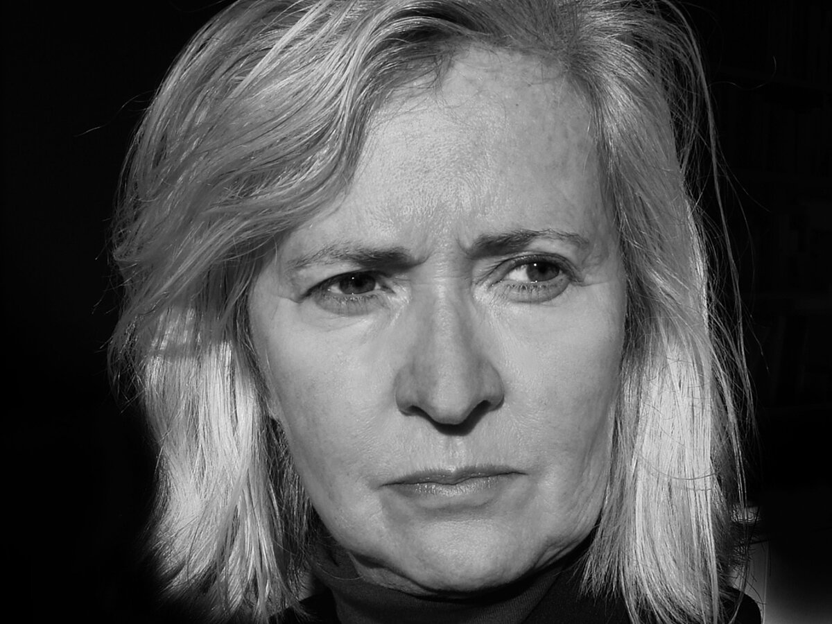 Portrait einer Person in schwarz/weiß
