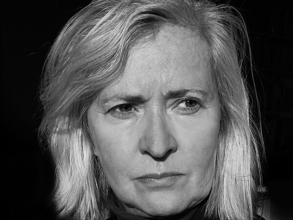 Portrait einer Person in schwarz/weiß