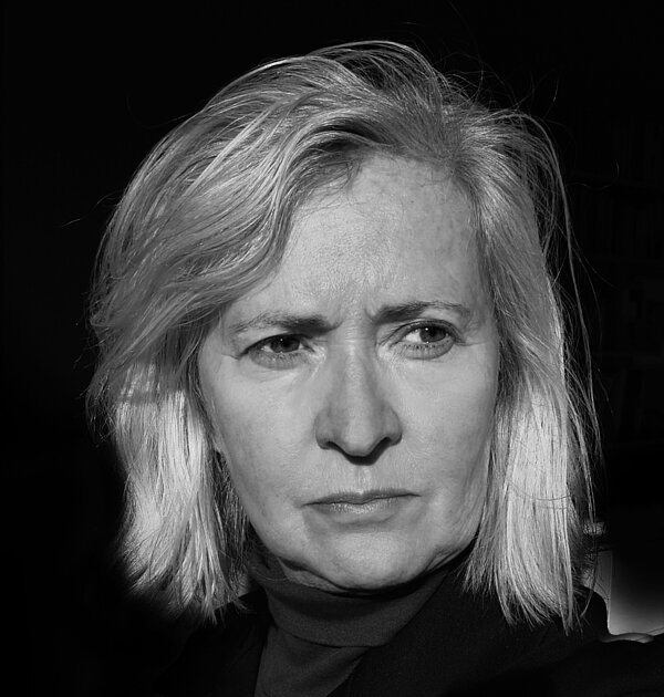 Portrait einer Person in schwarz/weiß