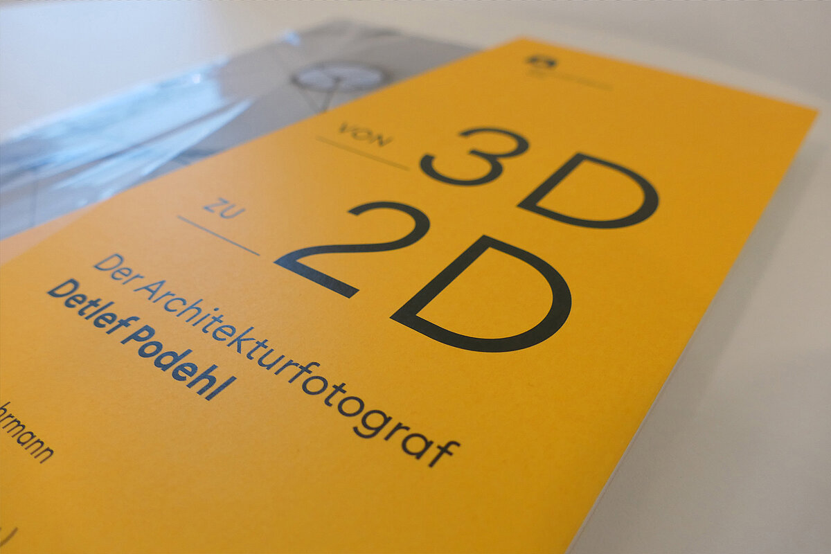 Ein Buch liegt auf einem Tisch.
